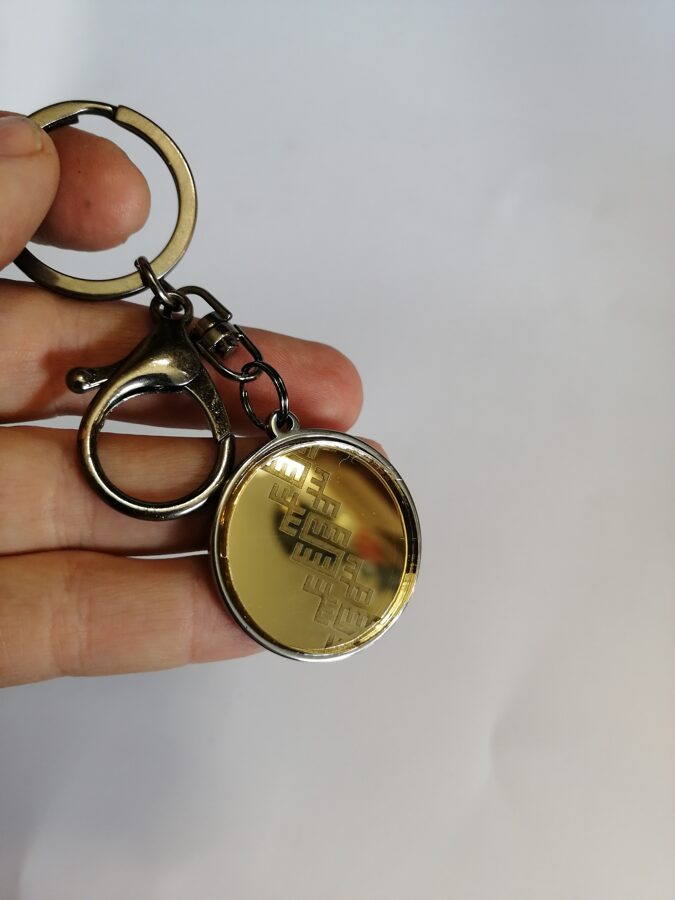 Atslēgu piekariņš ar organisko stiklu - zelta - Latvju raksts