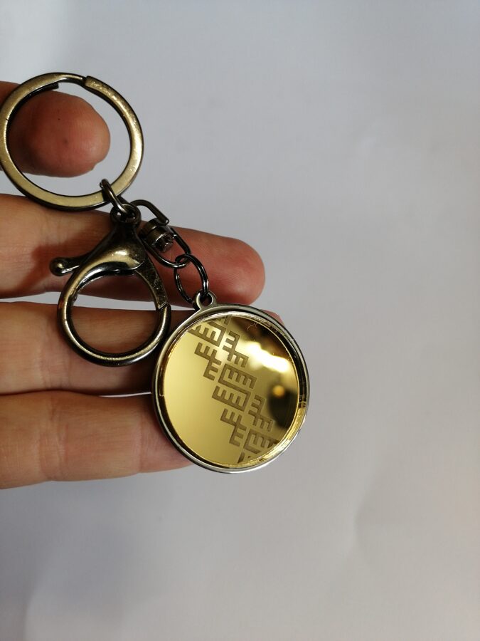 Atslēgu piekariņš ar organisko stiklu - zelta - Latvju raksts