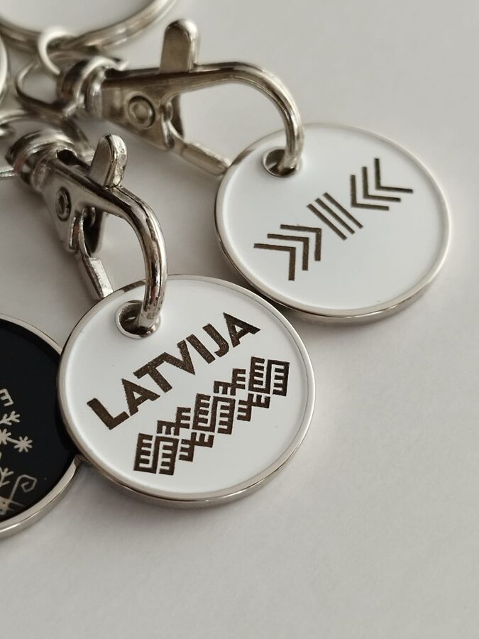 Balts emalja atslēgu piekariņš - Latvija
