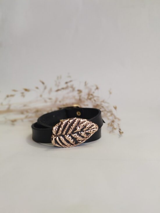 Ādas aproce ar bronzas liepas lapiņu. 