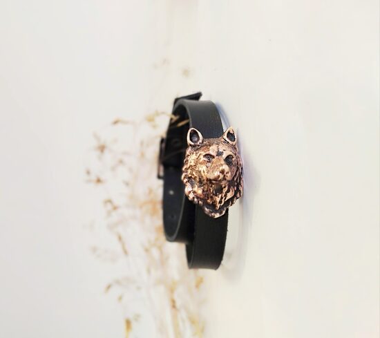 Ādas aproce ar bronzas vilku