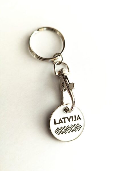 Balts emalja atslēgu piekariņš - Latvija